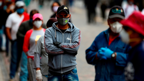 Personas hacen fila antes de ingresar a un supermercado, el 1 de mayo de 2020.