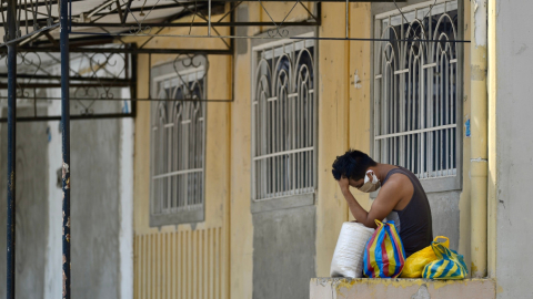 Una persona sentada en Guayaquil, el 15 de abril. 