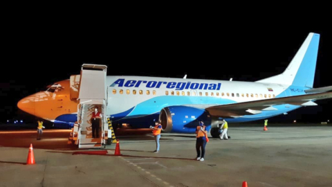 Imagen de archivo de un avión de Aeroregional en el aeropuerto de Manta, lel viernes 1 de mayo de 2020,