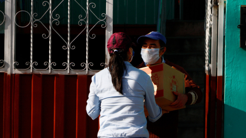 Personal del Mies entregó kits alimenticios en el barrio La Bota, en Quito, el 28 de abril. 