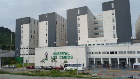 Fachada del hospital de Ceibos, en Guayaquil.