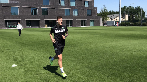 Jugador del Sassuolo entrenando en solitario para evitar contagios, el lunes 4 de mayo.