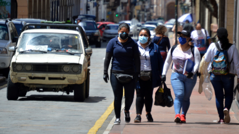 Personas caminan por las calles de Cuenca el lunes 4 de mayo de 2020.