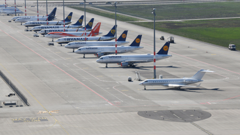 Varios aviones estacionados en un aeropuerto de Europa, el martes 5 de mayo de 2020. El tráfico ha disminuido considerablemente por la pandemia.