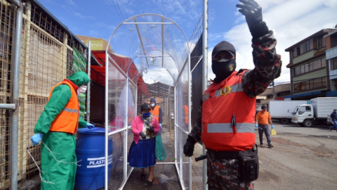 Túnel de desinfección instalado en el Mercado el Arenal, en Cuenca, el 5 de mayo de 2020.