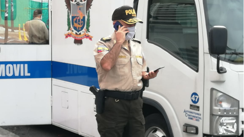 Un miembro de la Policía Nacional durante un operativo en Quito este martes 5 de mayo de 2020.