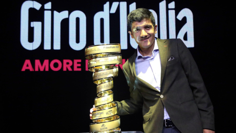 Richard Carapaz posa con el trofeo 'senza fine', que se lleva cada año el ganador del Giro de Italia.