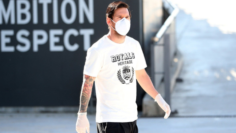 Lionel Messi, a su llegada a la Ciudad Deportiva en Barcelona, el miércoles 6 de mayo, con mascarilla y guantes.