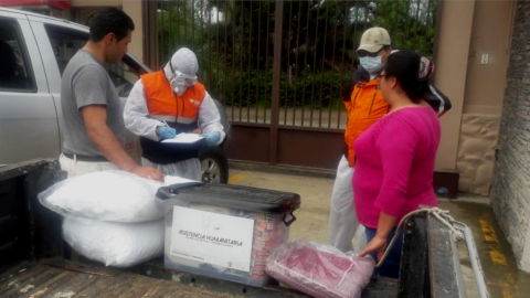 La Secretaría de Riesgos entrega asistencia humanitaria en El Descanso (Azuay), el 3 de mayo. En la imagen se ve el kit alimenticio de USD 150,82, en el contenedor de tapa negra.