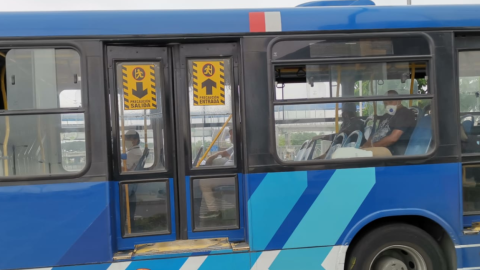 Los buses de la metrovía solo llevan pasajeros sentados para evitar las aglomeraciones.