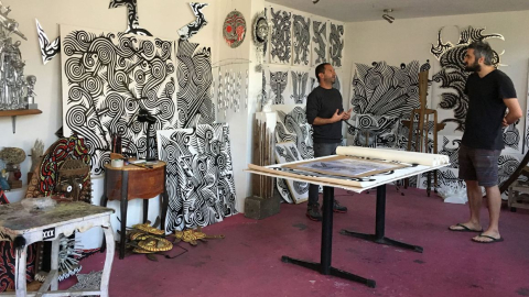 Visita de Alex Ogle, artista residente en No Lugar proveniente de Estados Unidos, al estudio del artista ecuatoriano Pablo Gamboa.