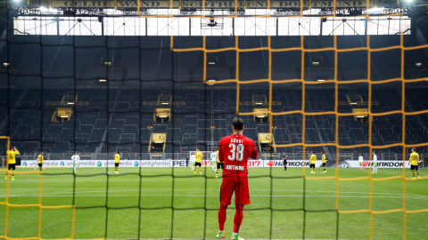 Vista desde atrás de uno de los arcos del estadio Signal Iduna Park, en Dortmund, Alemania.