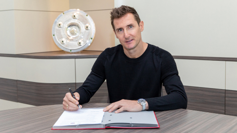 Miroslav Klose, al momento de firmar su contrato en las oficinas del Bayern Munich, el jueves 7 de mayo.