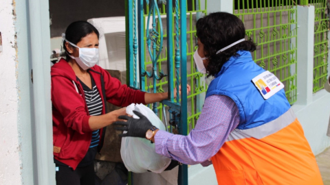 La secretaria Alexandra Ocles, el 24 de abril de 2020, en Quito, entregando ayuda humanitaria por la emergencia sanitaria por covid-19.