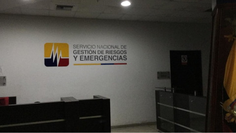 Entrada de la oficina del Servicio de Riesgos en Guayaquil, que fue allanada por la Fiscalía y Policía, el 8 de mayo. 