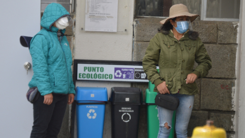 Dos mujeres en los exteriores del Hospital Vicente Corral Moscoso de Cuenca, el 7 de mayo de 2020.