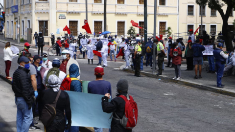 Un grupo de trabajadores protesta en los exteriores de la Asamblea Nacional, el 8 de mayo de 2020.