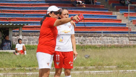 Jenny Herrera, dirigiendo un partido de Liga de Quito, en 2017.