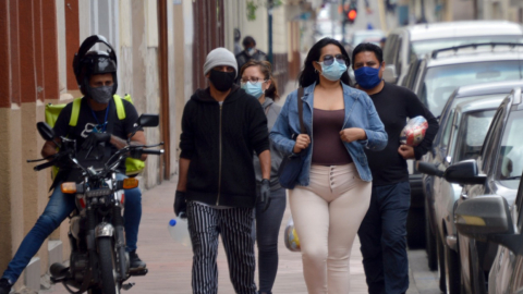 Ciudadanos circulan en las calles del centro de Cuenca, el viernes, 8 de mayo de 2020.