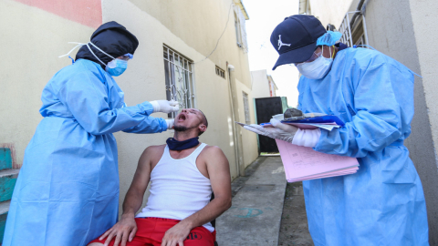 Personal de salud realiza pruebas rápidas a un ciudadano en un barrio de Guayaquil, el 27 de abril. 