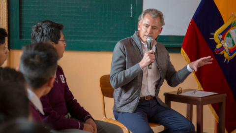 El secretario de Educación Superior, Agustín Albán, con un grupo de estudiantes el 19 de noviembre de 2019. 