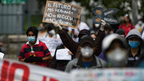 Estudiantes y profesores de la Universidad Central protestan con carteles, el lunes 11 de mayo, en Quito.