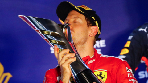 El piloto alemán Sebastian Vettel, de Ferrari, besa su trofeo de primer lugar después de ganar el Gran Premio de Fórmula Uno de Singapur, el 22 de septiembre de 2019.