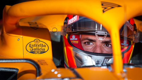 El piloto español de McLaren, Carlos Sainz, durante los entrenamientos de pretemporada de la Fórmula 1 que se realizaron en el Circuito de Barcelona-Cataluña, en febrero de 2020.