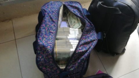 Una maleta con dinero en efectivo fue encontrada durante un allanamiento hecho por la Fiscalía en Calceta (Manabí), el 14 de mayo. 