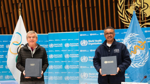 Thomas Bach, presidente del COI, junto a Tedros Adhanom Ghebreyesus, Director General de la OMS, en conferencia de prensa este sábado 16 de mayo de 2020.