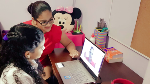 La estudiante Kamila Mejía se preparó el pasado 16 de mayo para el inicio de clases previsto para el 17 de mayo.