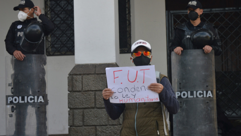 El 18 de mayo de 2020, el Frente Unitario de Trabajadores (FUT) se manifestó en contra de la Ley Humanitaria, en los exteriores de la Gobernación del Azuay.