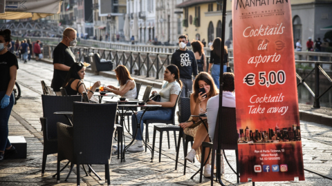 Varias personas sentadas afuera de un restaurante, el lunes 18 de mayo, en Italia.