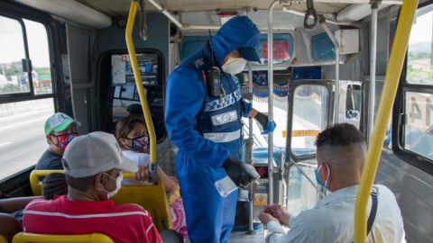 El pasado 12 de abril personal de la Autoridad de Tránsito Municipal de Guayaquil explicó a los pasajeros de buses las normas de bioseguridad.