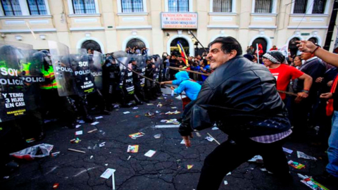 Personas en los exteriores del Hospital Carlos Andrade Marín, en el centro de Quito, el 13 de mayo de 2020. 