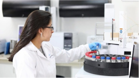 Imagen referencial. Técnica de la Empresa Metropolitana de Agua Potable en el laboratorio haciendo pruebas. 