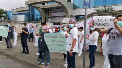 En los exteriores del hospital general de Santo Domingo de los Tsáchilas se realizó un plantón contra las desvinculaciones en el Ministerio de Salud, el 2.