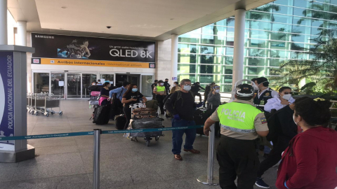 Arribo de pasajeros al aeropuerto José Joaquín de Olmedo de Guayaquil, el 18 de mayo. 