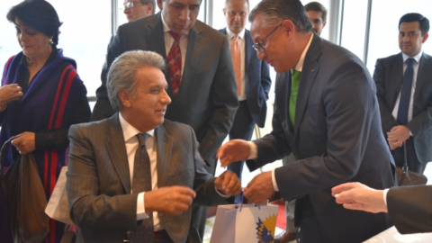 El presidente Lenín Moreno y Eduardo Chiliquinga, secretario general del Parlamento Andino, en un evento internacional.