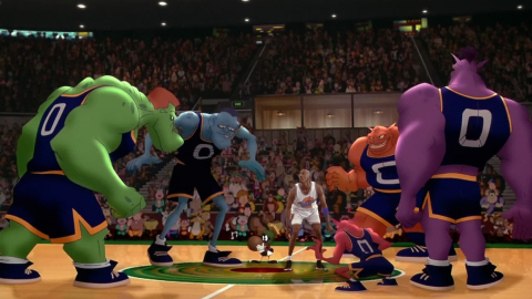 Michael Jordan, y el equipo de los Looney Tunes, se enfrenta al equipo de extraterrestres en el coliseo de los primeros. 