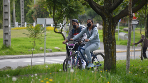 Dos personas pasean en bicicleta en un parque de Cuenca, el 30 de abril de 2020. La actividad deportiva aún no está permitida en el país.