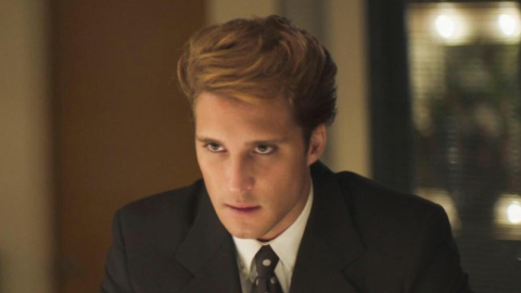 Diego Boneta, interpretando a Luis Miguel, en un fotograma de la serie de Netflix.