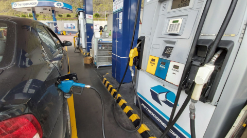 Un vehículo en una gasolinera en el norte de Quito, el 20 de mayo de 2020.