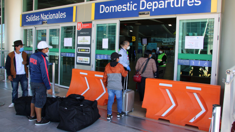 Viajeros llegan al Aeropuerto Internacional Mariscal Sucre, en Quito, para tomar vuelo a Madrid en medio de la emergencia sanitaria.