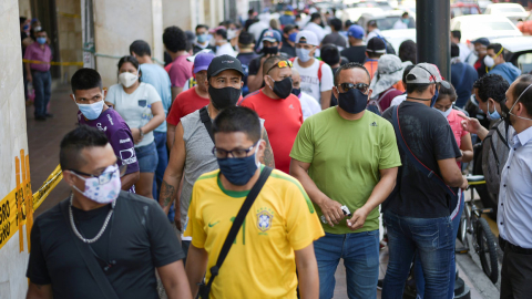 Personas caminan por las calles del centro de Guayaquil este 20 de mayo de 2020, una vez que la ciudad pasó a amarillo.