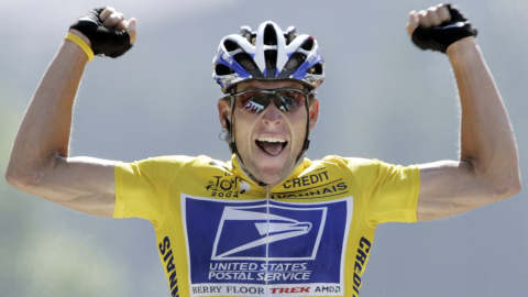 Lance Armstrong celebra su triunfo en la etapa 17 del Tour de Francia, el 22 de julio de 2004, con el equipo US Postal.