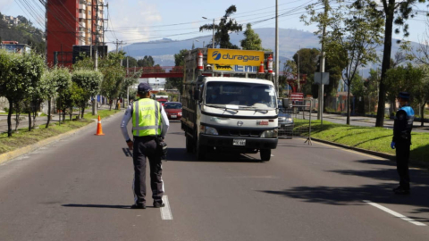 Control vehicular Av. Mariscal Sucre, a la altura de Agencia Nacional de Tránsito, en el norte de Quito, 18 de marzo de 2020.