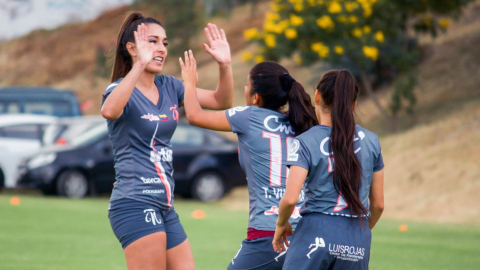 Fernanda Vásconez (izq.), es la capitana del Club Ñañas. El equipo se prepara para la temporada 2020. 