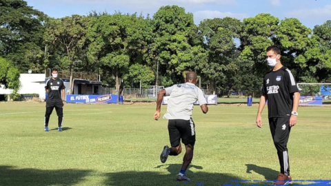 El entrenador Ismael Rescalvo dirige el primer entrenamiento de Emelec, después de la suspensión obligada por el coronavirus. 