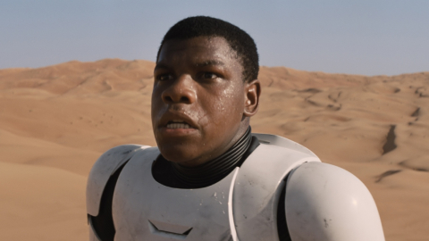 John Boyega en un fotograma de "Star Wars Episode VII: The Force Awakens", de J.J. Abrams.